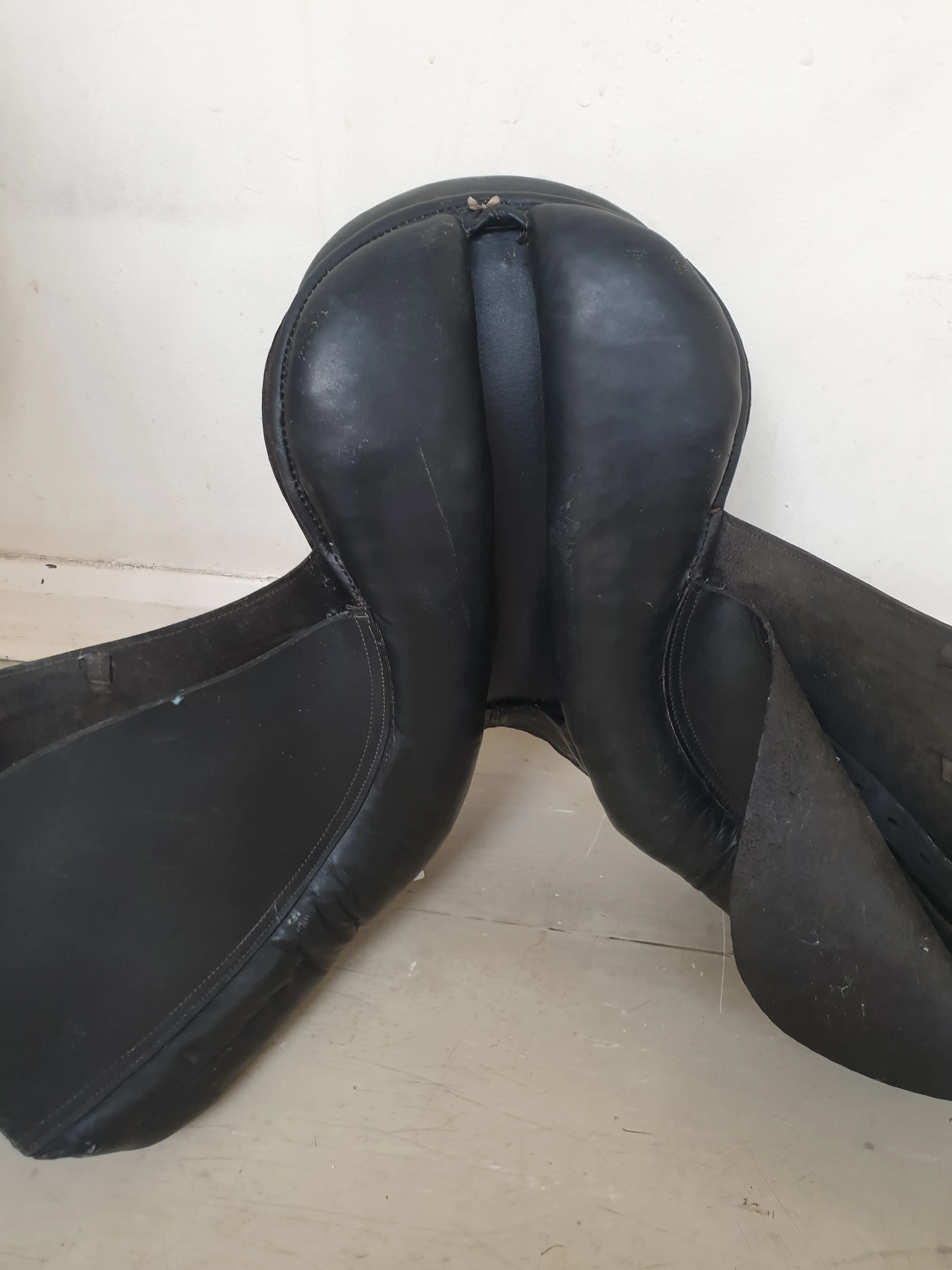 Black 17" med/wide general purpose (G P) saddle 🔵